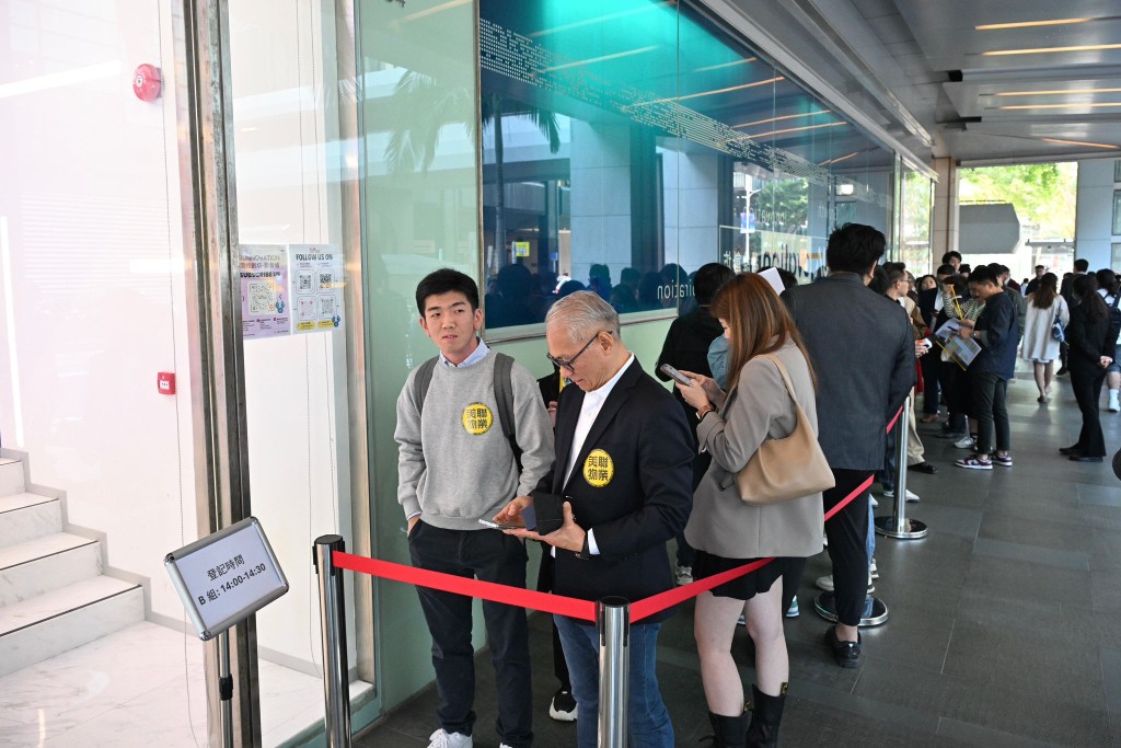 現場吸引大批準買家出席揀樓,並在大堂位置築起人龍等候登記。 現場吸引大批準買家出席揀樓,並在大堂位置築起人龍等候登記。