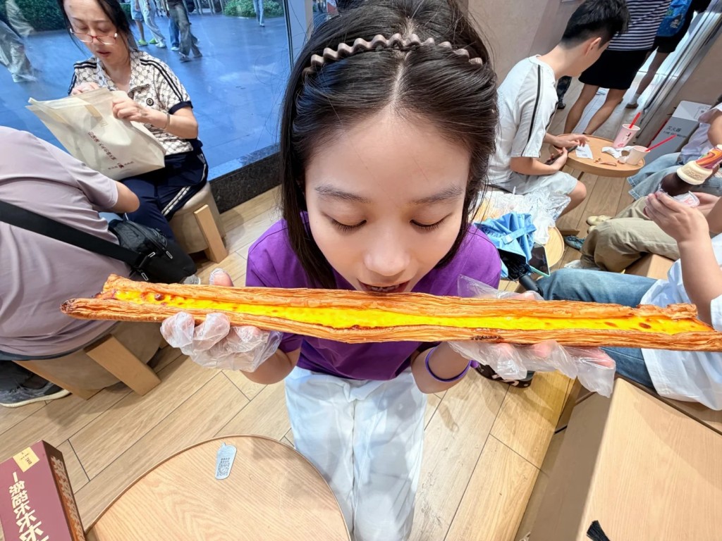 鲍师傅的60厘米超长蛋挞，成为热门“潮食”。小红书