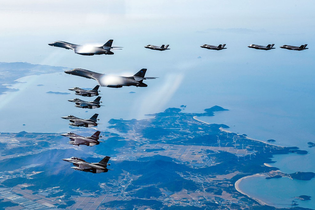 美韓戰機周六舉行聯合軍演，包括兩架美軍B-1B長程戰略轟炸機。　