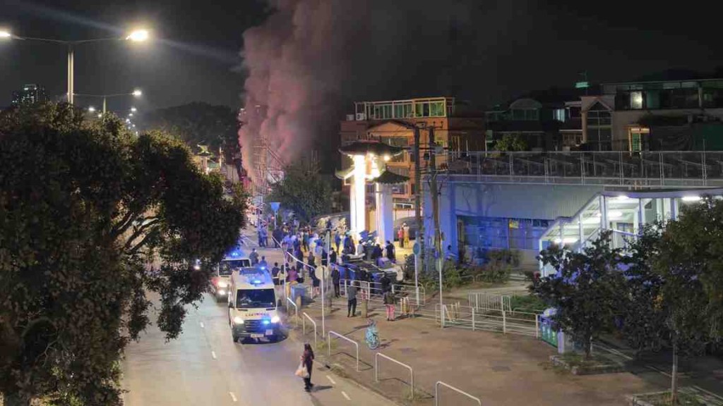 屯門泥圍車房起火 濃煙席捲半空 約30人自行疏散。Facebook 馬路的事 (即時交通資訊台) 圖片