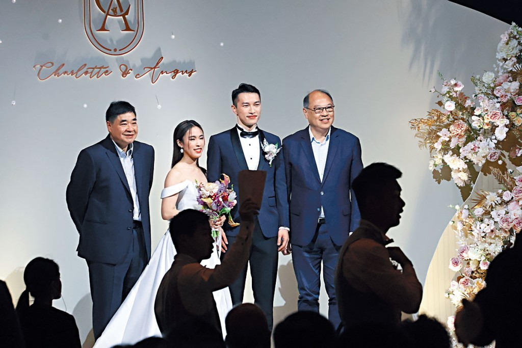 體院主席林大輝(右)到賀伍家朗婚禮。