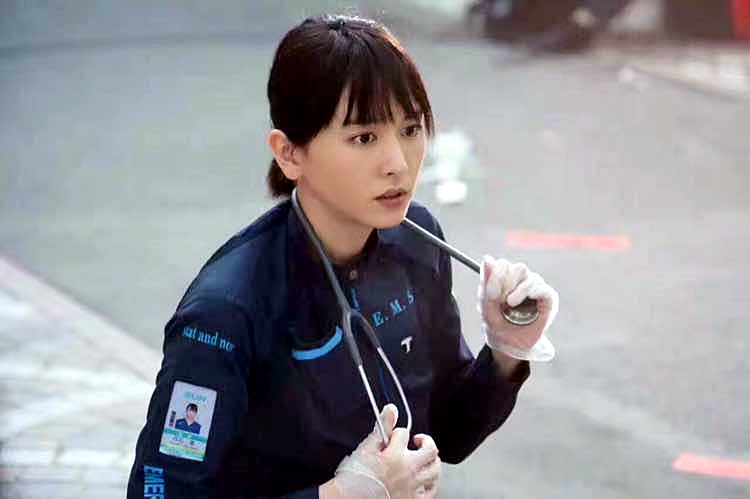 新垣結衣在新劇《code blue 3》中擔任飛行醫生領隊。