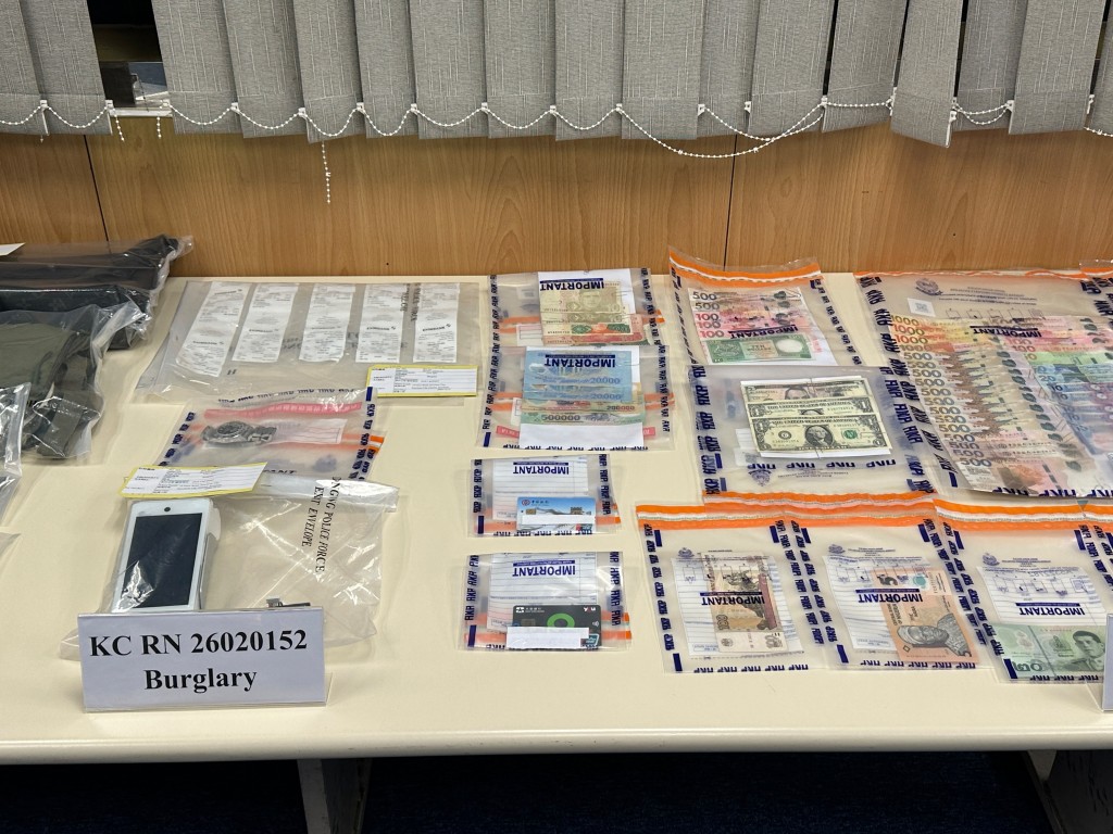 警方檢獲一批現金及相信為贓物的名錶。 警方檢獲一批現金及相信為贓物的名錶。