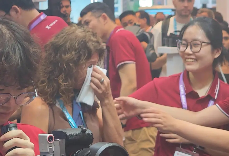 工作人员上前安慰。