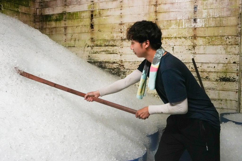 游客可亲身体验铲冰运冰。
