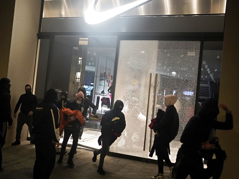 多間名店被破壞及受到搶掠。AP