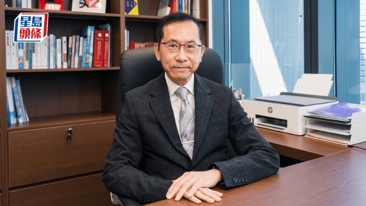 李家駒坦言，本地學生人數持續減少，教科書出版社須另求出路。  汪旭峰攝