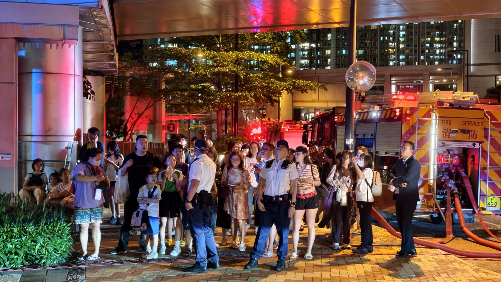 近百名住戶疏散到安全位置。 近百名住戶疏散到安全位置。