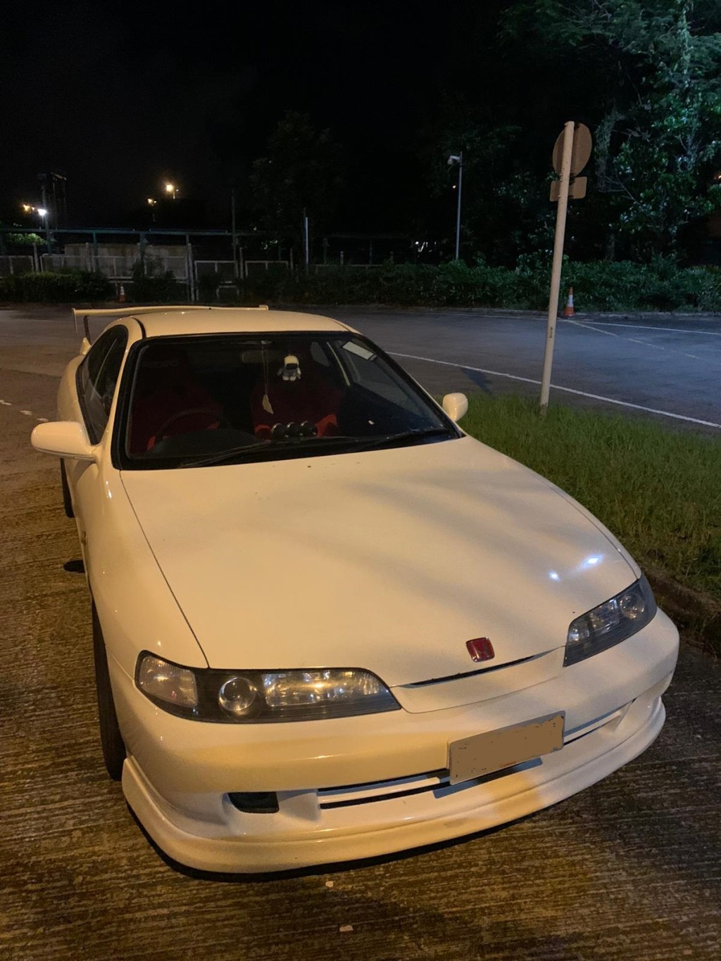 警方发现两辆怀疑非法改装的私家车，已扣查作进一步检验。警方提供