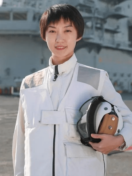 2015年夏天，從海軍航空大學研究生畢業。在遼寧艦上近8年時間裡，朱悅萌先後在作戰、機電、航空等多個部門成長歷練。