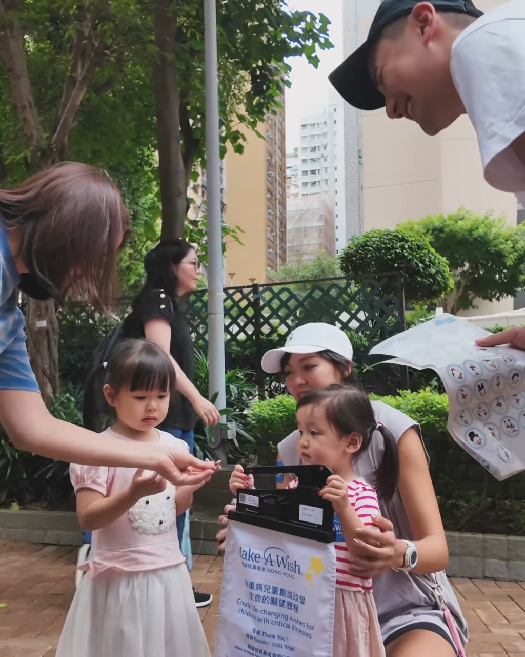 面对陌生人的Sir Face有点“怕生保”，细细声说：“买支旗吖！”