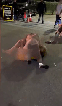 倒地的女子隨即被對方壓在地上毆打。