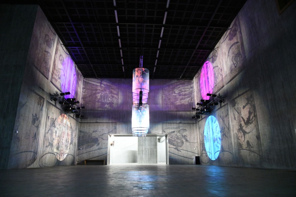 展演空間的高天花結構，最適合展示大型的多媒體作品《回憶瘋狂的梅格》，營造出震撼氣氛。