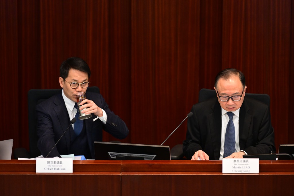 邓炳强感谢法案委员会主席及委员「马拉松」式审议。图为主席廖长江（右）及副主席陈克勤（左）。资料图片