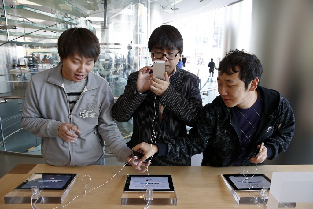 過度使用手機對手、肘、肩、眼都有負面影響。