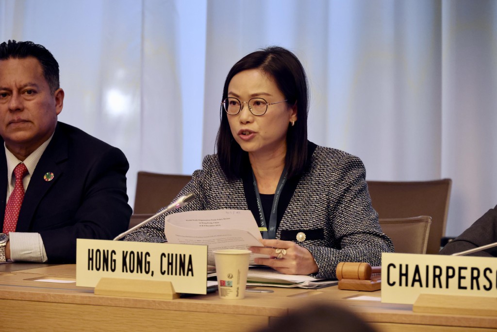 黄少珠（右）在瑞士日内瓦举行的世界贸易组织关于中国香港的贸易政策检讨会议上作开场发言。图片：世界贸易组织