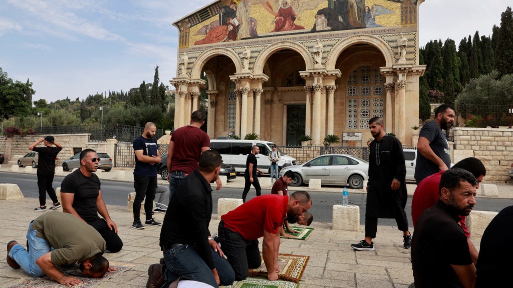 巴勒斯坦穆斯林在耶路撒冷舊城外的一條道路上舉行周五祈禱。 路透社