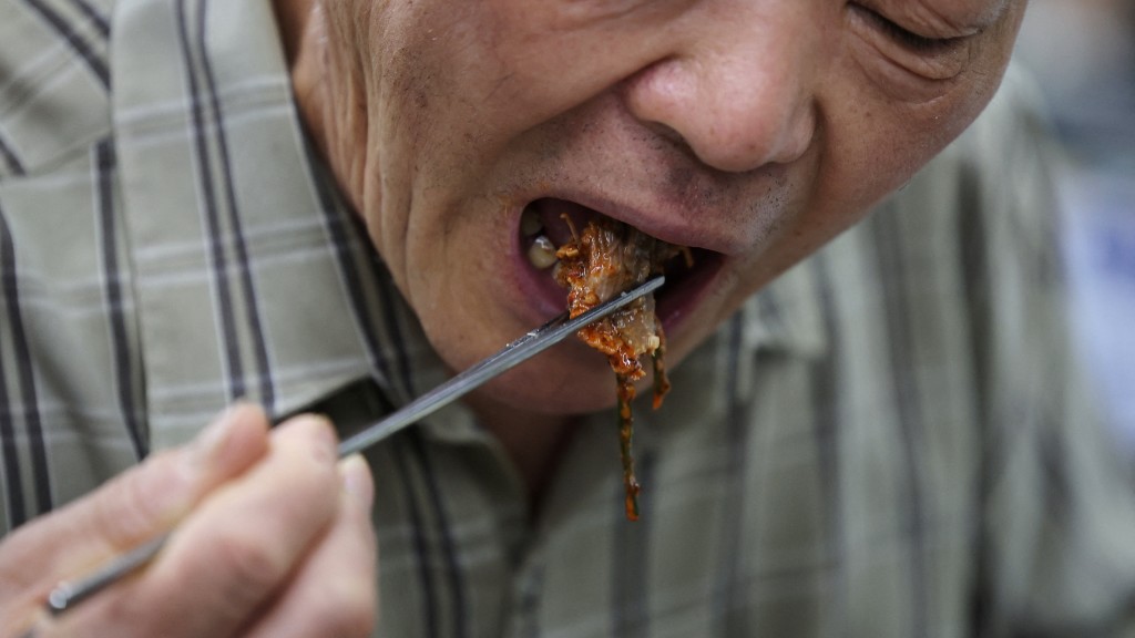 食客乾杯大啖狗肉。 路透社 食客乾杯大啖狗肉。 路透社