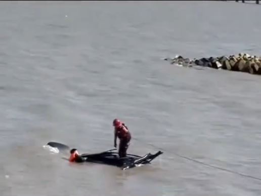 私家車穿越圍欄及河堤後插入長江，車內有人死亡。抖音