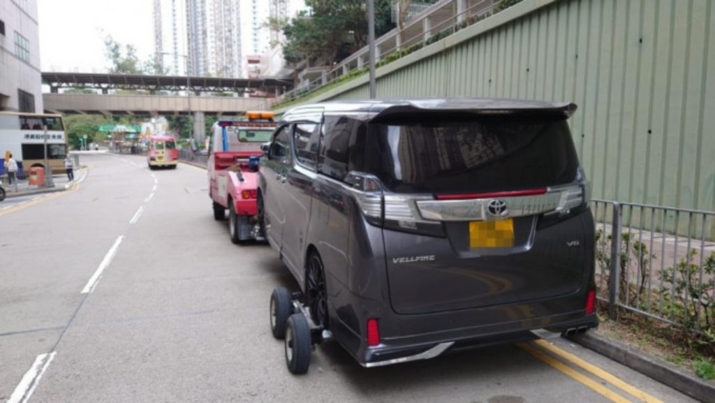 行動中警方拖走3輛車。資料圖片