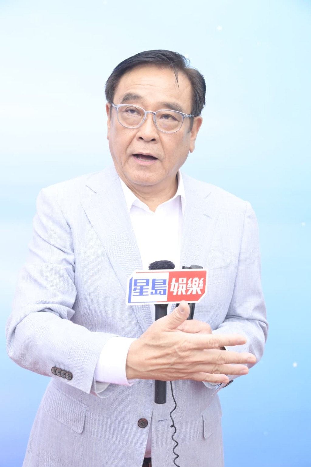 大會在文化中心場外拜神，祈求順利，爾冬陞受訪。