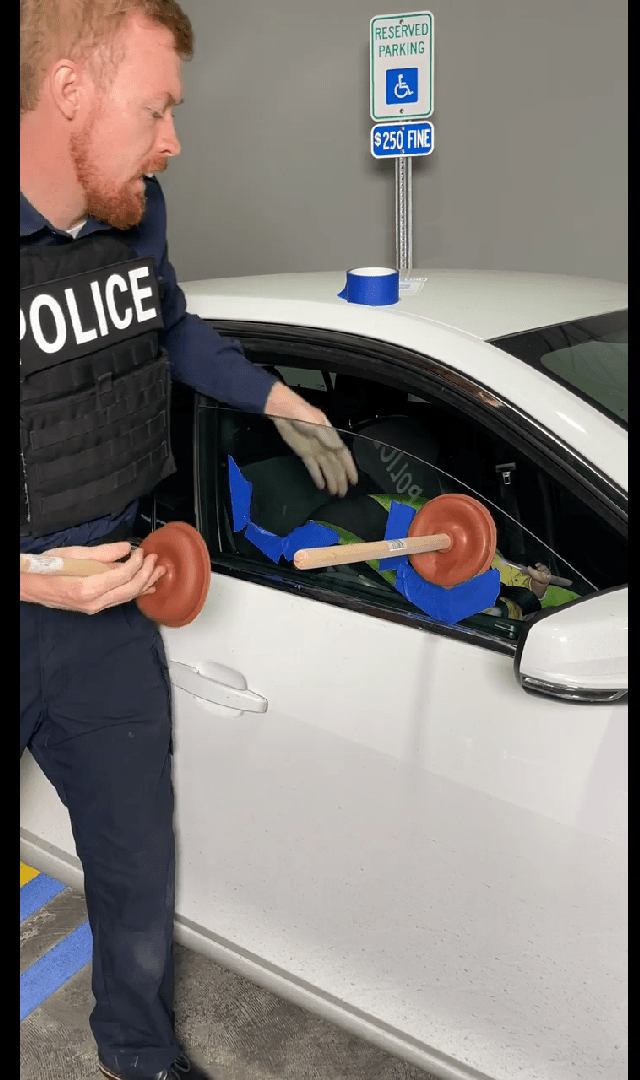 「警察」將手伸入車窗。