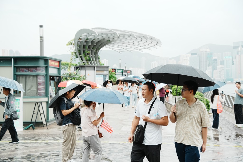 受低壓槽及高空擾動影響,本周後期廣東地區有大驟雨及狂風雷暴。 受低壓槽及高空擾動影響,本周後期廣東地區有大驟雨及狂風雷暴。