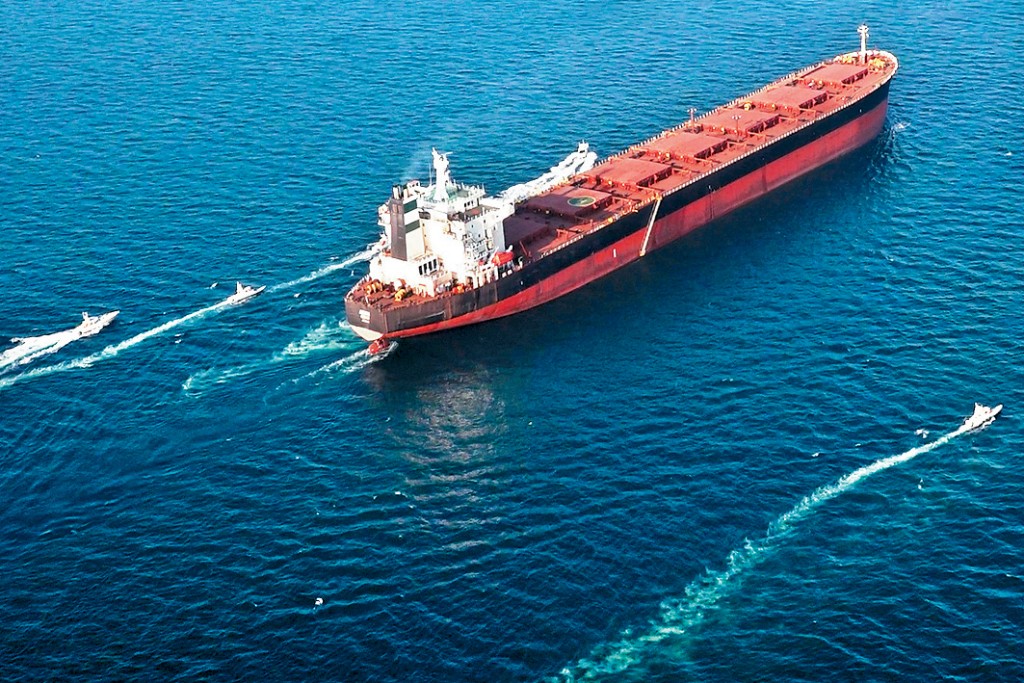 霍尔木兹海峡为海运原油要道，一旦封锁恐打击全球能源供应链。