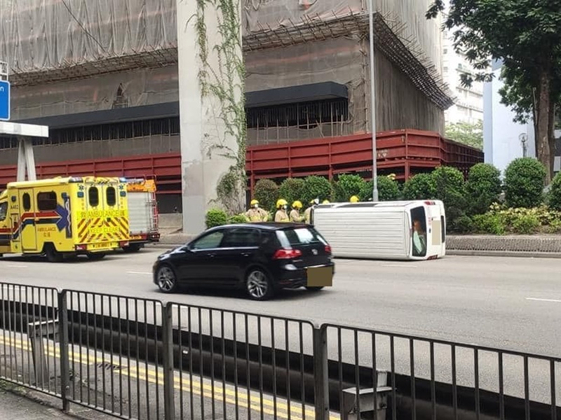 客貨車翻側在行車線上。網民 Bosco Chu