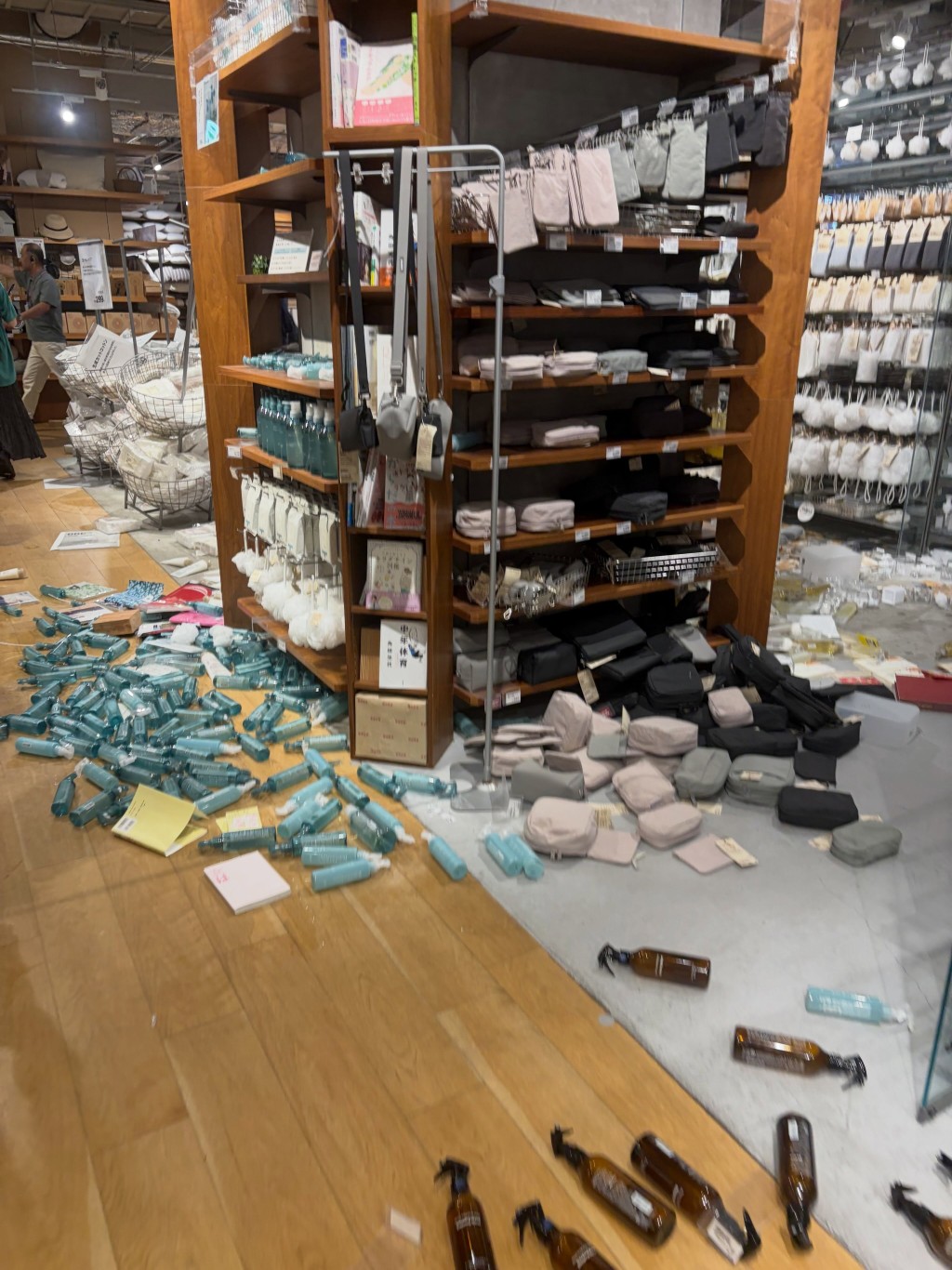熊本地震后，网民在threads发图展示货架物件倒地情况。 yu_tsen.0425