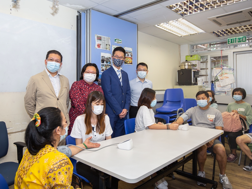 中心特別安排了義務醫療人員到場為少數族裔會員作出簡單講解並為有需要人士量度血壓。