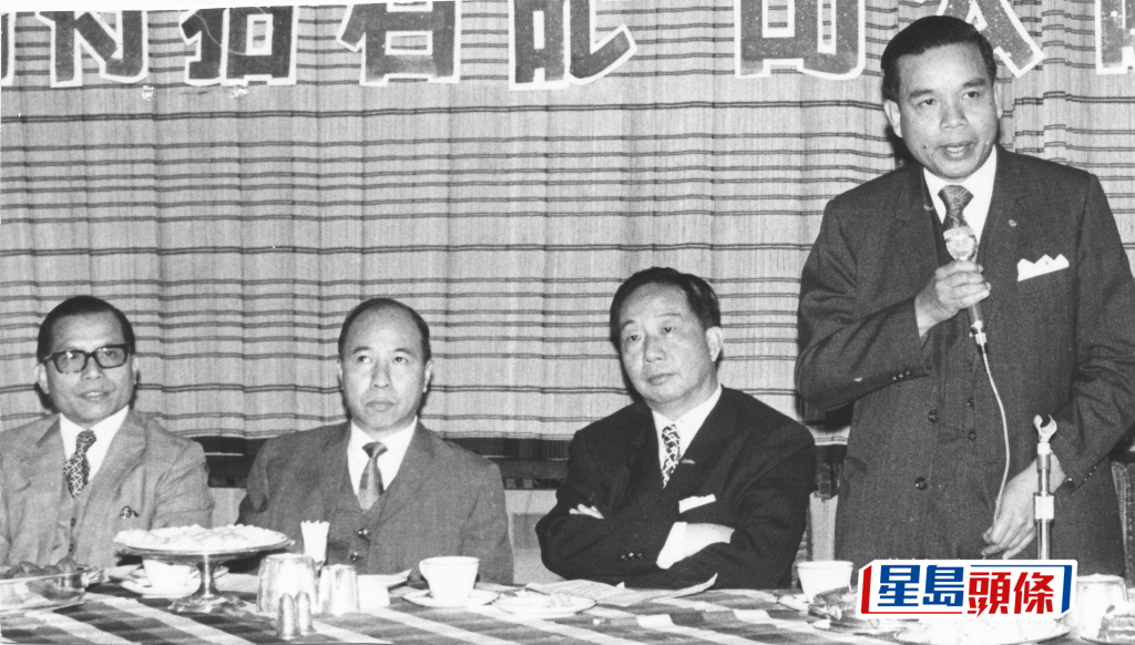 1971年，郑裕彤（右一）谈4亿地王发展计划，当时与冼为坚（左一）、杨志云（右二）及胡汉辉（左二）出席记者会。