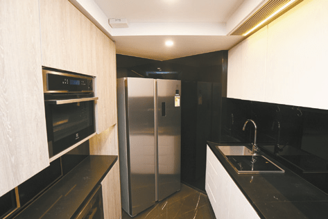廚房黑白雙色設計摩登，已有雪櫃及焗爐等電器。