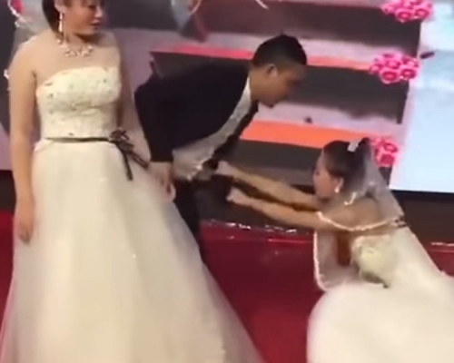 前女友在台上拉扯搶婚。影片截圖