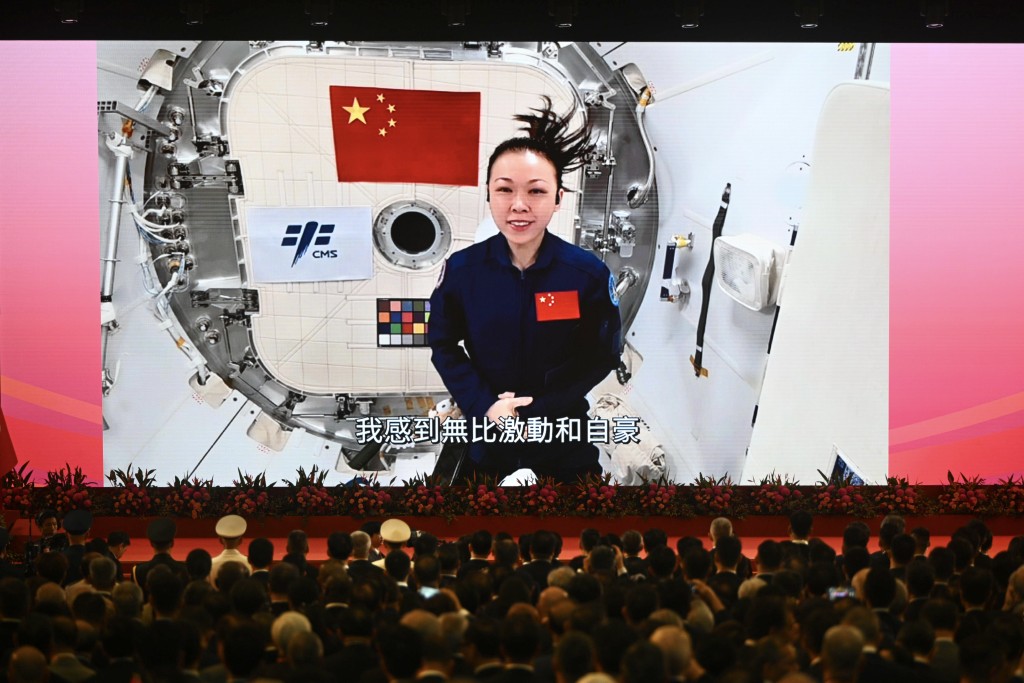 黎家盈拍片送上祝福。 黎家盈拍片送上祝福。