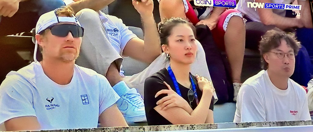 「歌神」陳奕迅及愛女康堤繼續是法網座上客,他們今日坐在Coleman教練James的旁邊。直播截圖 「歌神」陳奕迅及愛女康堤繼續是法網座上客,他們今日坐在Coleman教練James的旁邊。直播截圖