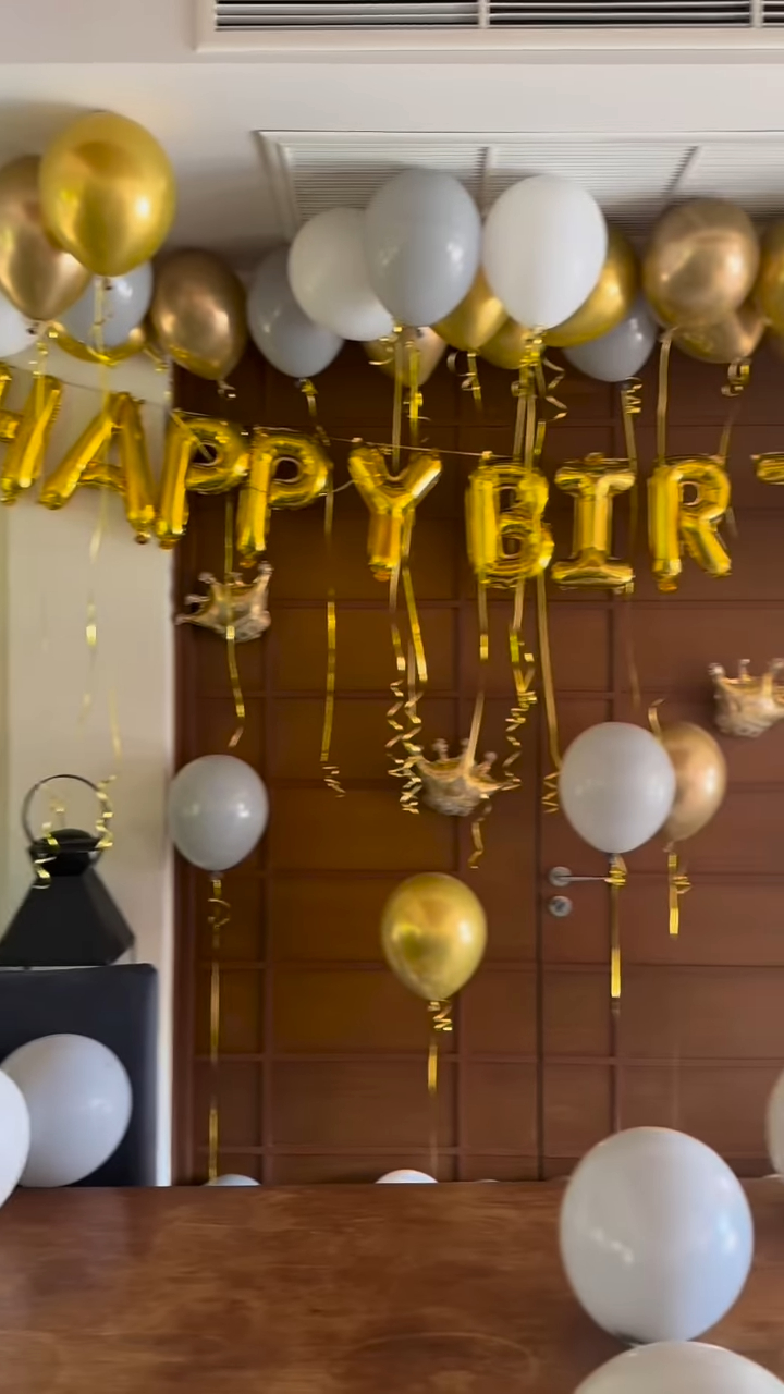 七魔女在布吉酒店内用金色、灰色同白色气球布置，墙身挂上「HAPPY BIRTHDAY」的气球。