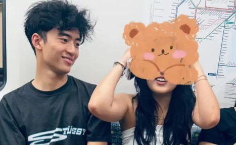 Lucas身旁的少女相信是位美人。
