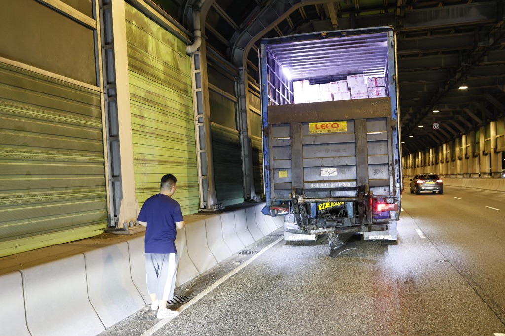 貨車車尾輕微損毀。讀者提供