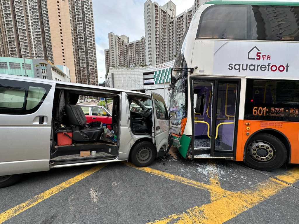 一輛城巴與輕型貨車發生相撞。 一輛城巴與輕型貨車發生相撞。