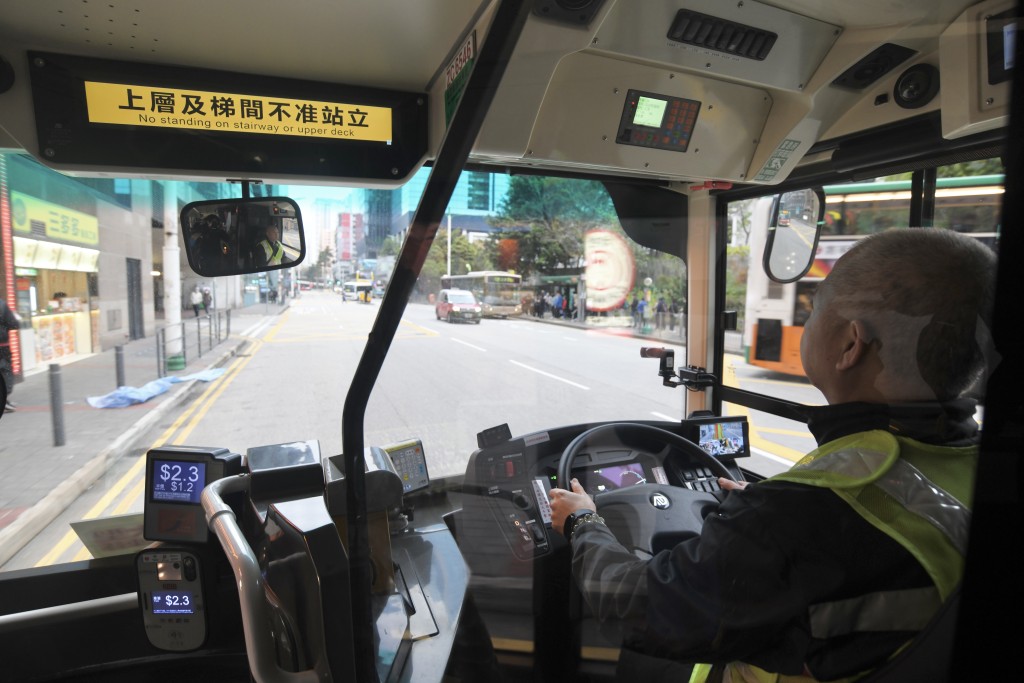 電動巴士能應對香港嚴苛的道路及營運環境。何君健攝