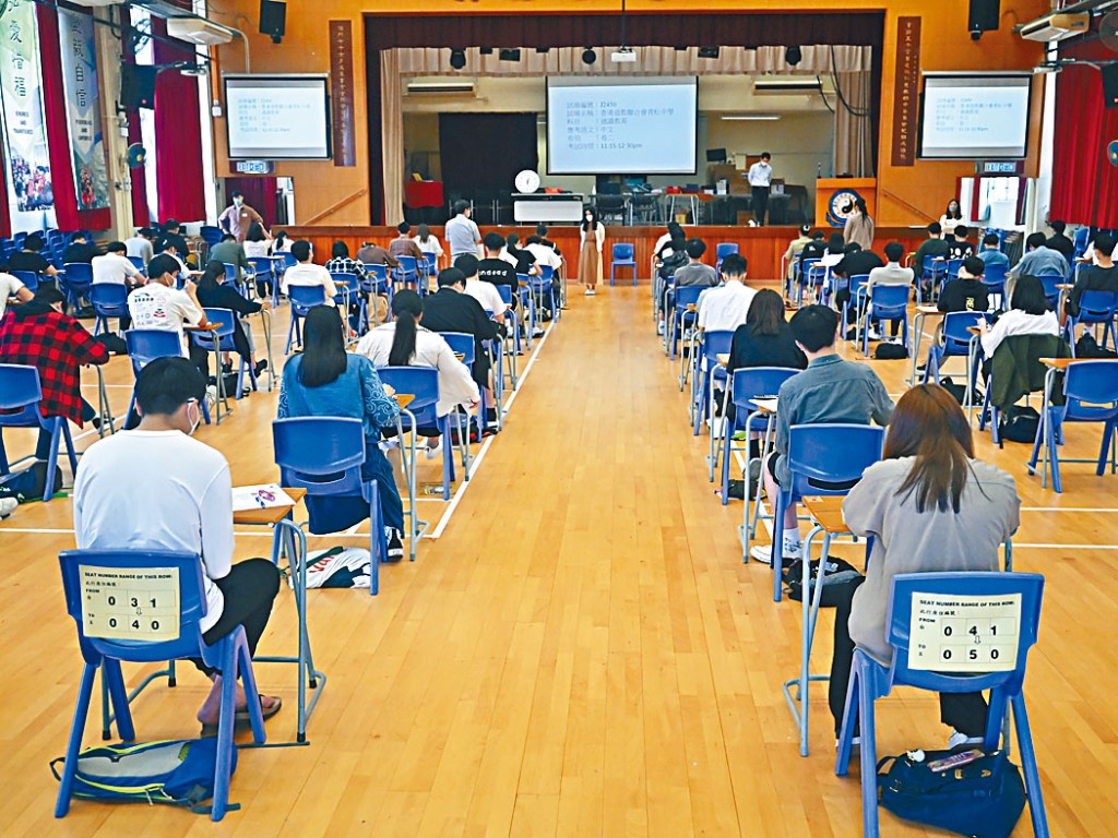 內地的港人子弟學校最快二四年起參加文憑試及設立試場，港籍學生將符合資格參加大學聯招。圖為本港文憑試試場。