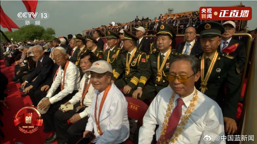 中國工程院院士鍾南山也現身閱兵式觀禮台。央視截圖 中國工程院院士鍾南山也現身閱兵式觀禮台。央視截圖