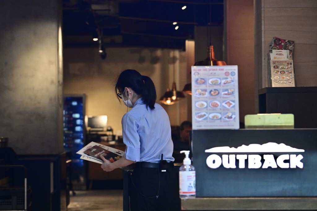 連鎖扒房Outback Steakhouse指，這是經審慎考慮市場現況、營運成本及策略方向後得出的結果。陳極彰攝