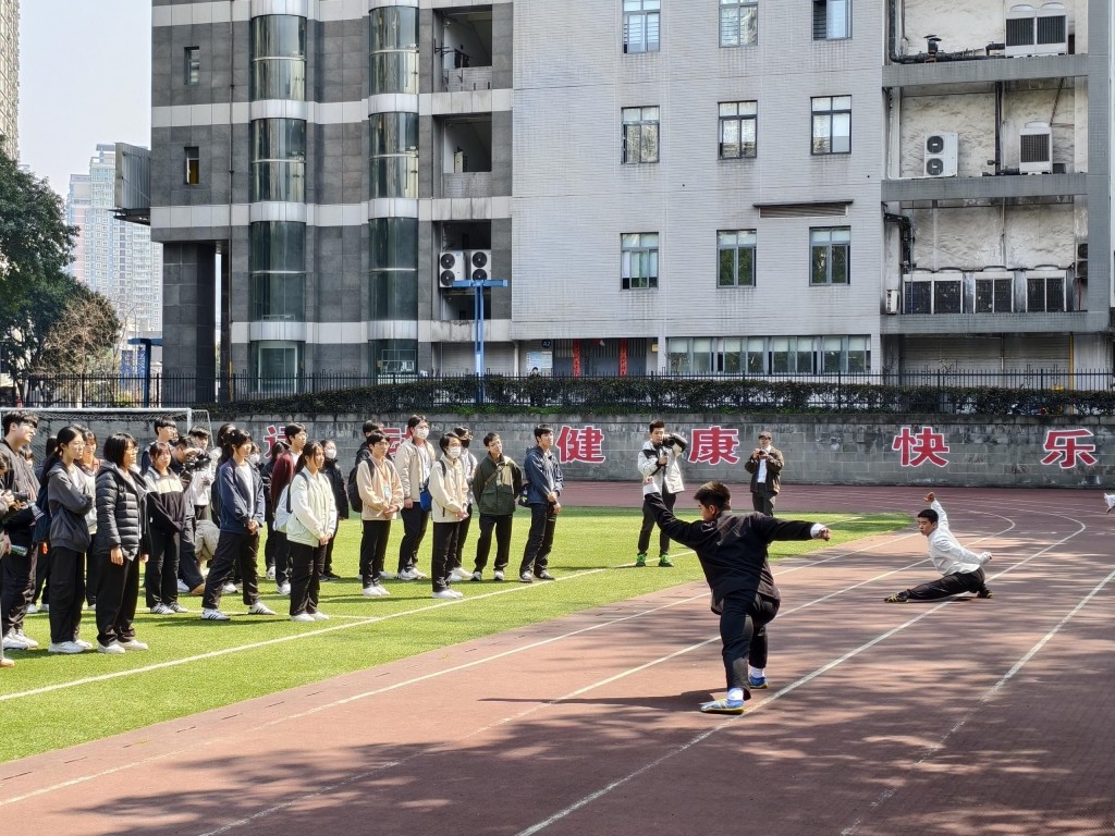 重慶武術名師教授詠春拳。（學校提供）