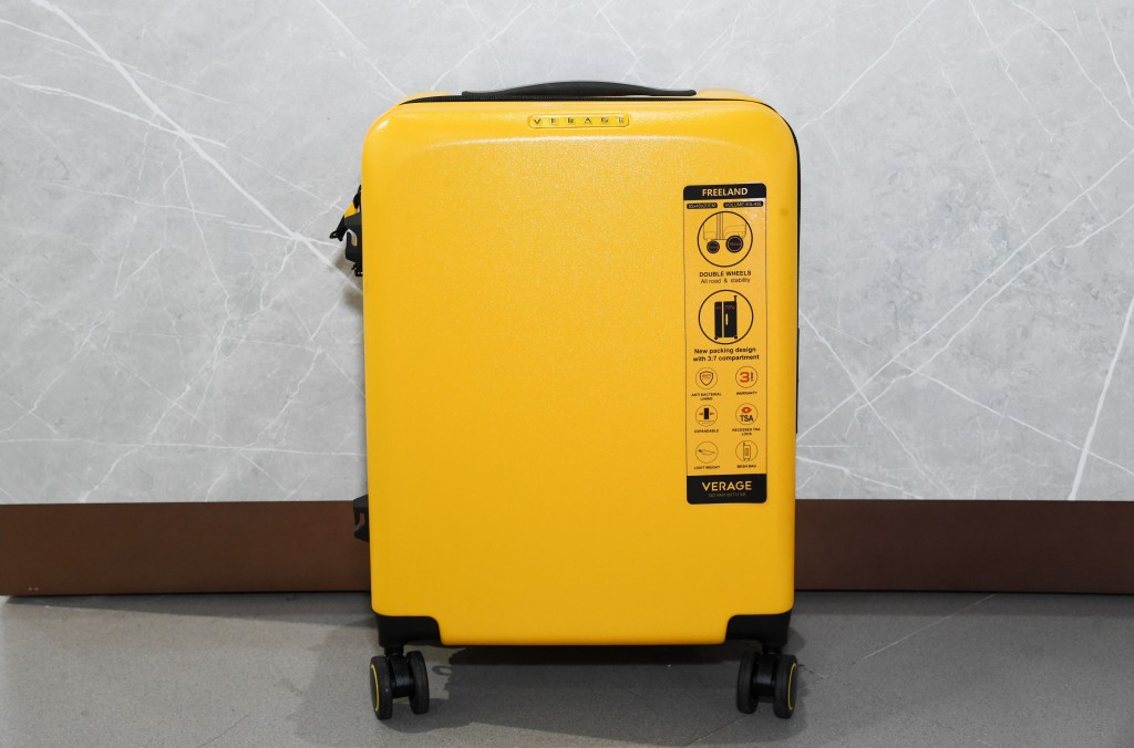 行李箱较常使用PC（聚碳酸酯）物料，PC物料材质坚固强韧，硬度高，可承受搬运时的冲击，同时耐高温、抗酸硷腐蚀。