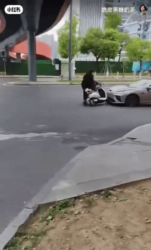 狂徒驾车后退后，撞向一辆电单车。