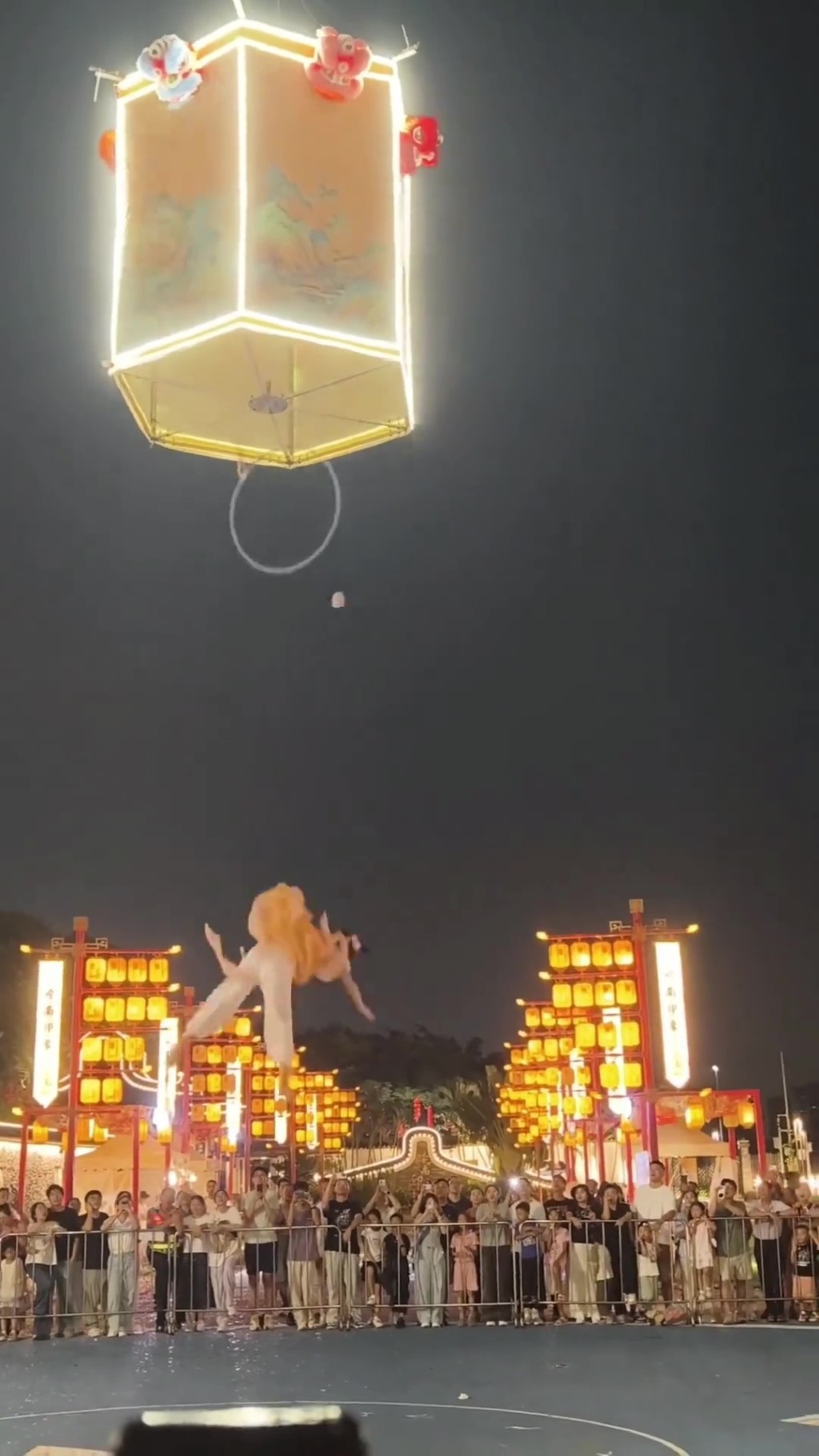 廣州景區天女散花演員意外高空墮下。