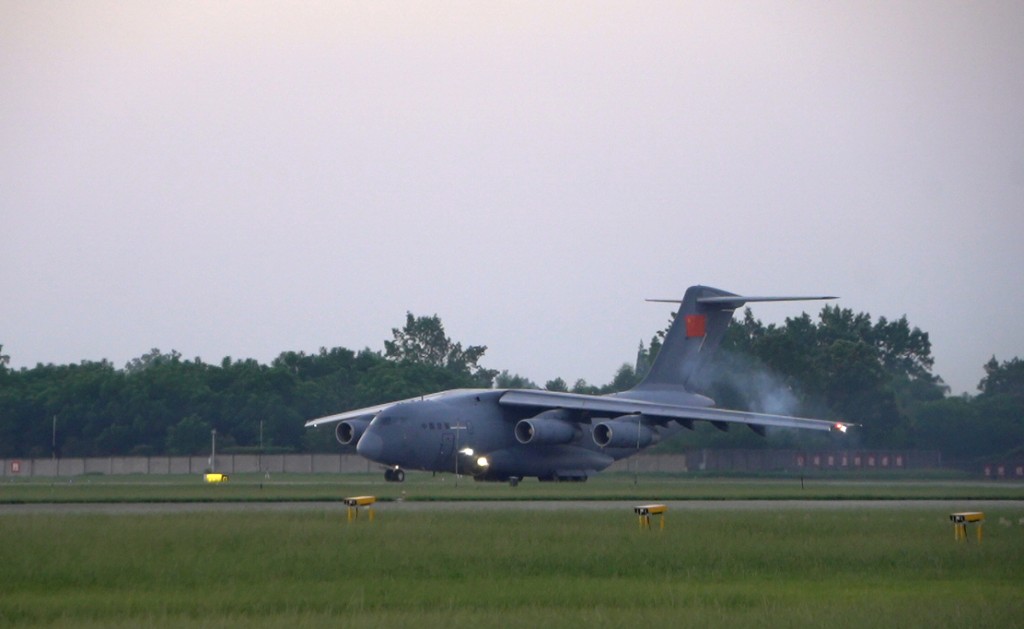 8月27日，西部战区空军一架运-20从西南某机场紧急起飞，搭载西部战区指导组赶赴西藏，组织人民子弟兵开展日喀则市吉隆县泥石流灾害联合救援。     新华社