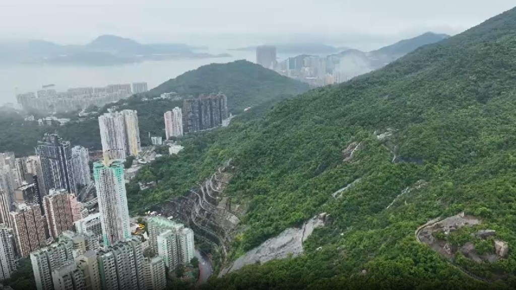 土力工程處稱,初步結果顯示,山坡上方及附近的天然山坡並沒有明顯異樣。 土力工程處稱,初步結果顯示,山坡上方及附近的天然山坡並沒有明顯異樣。